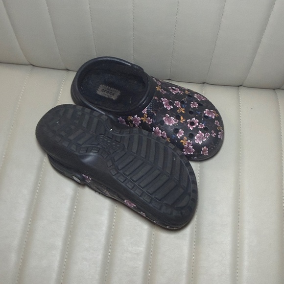 CROCS Black Floral size 7 women’s Clogs fur inside - Picture 5 of 10